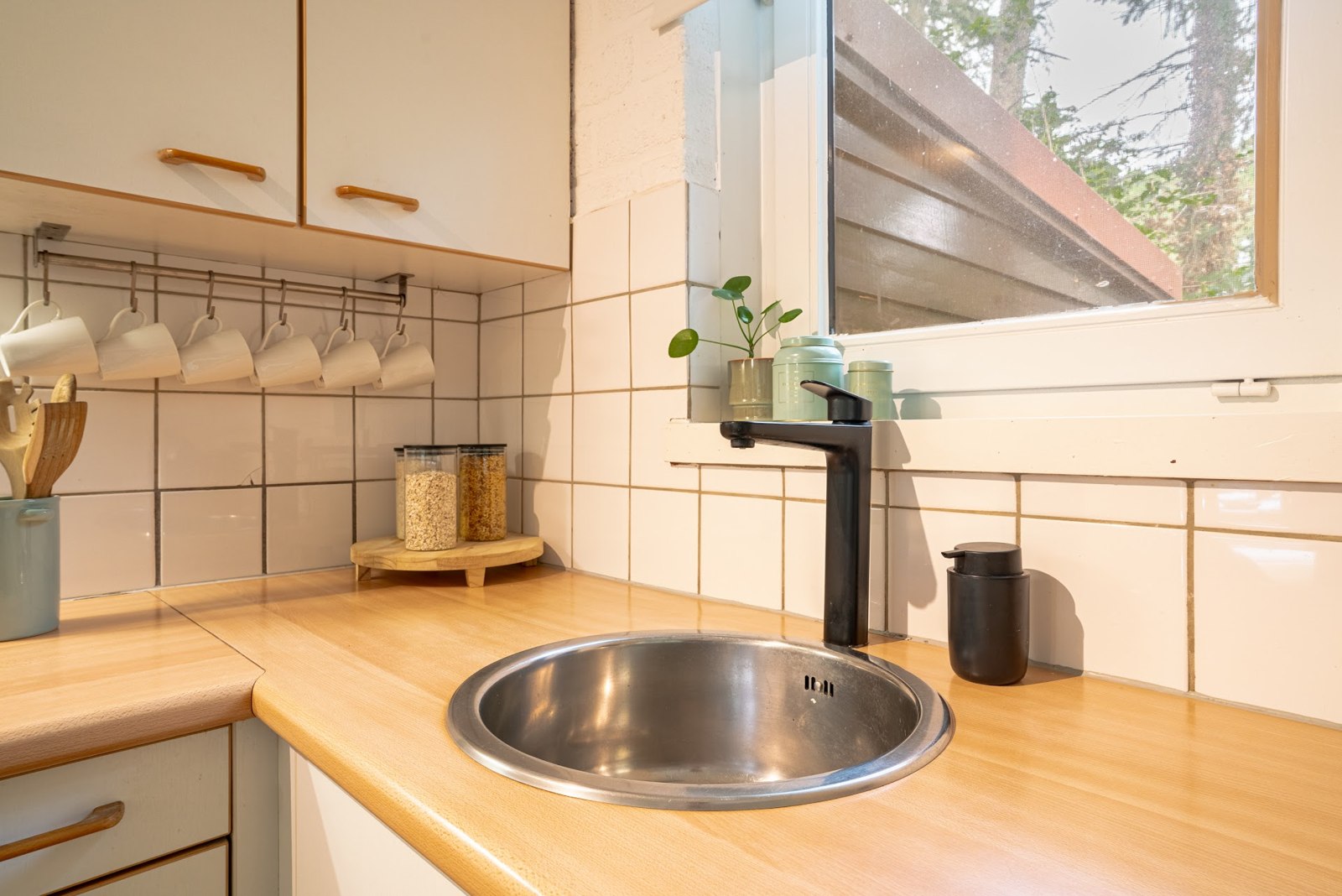 Keuken met houten werkblad en raam