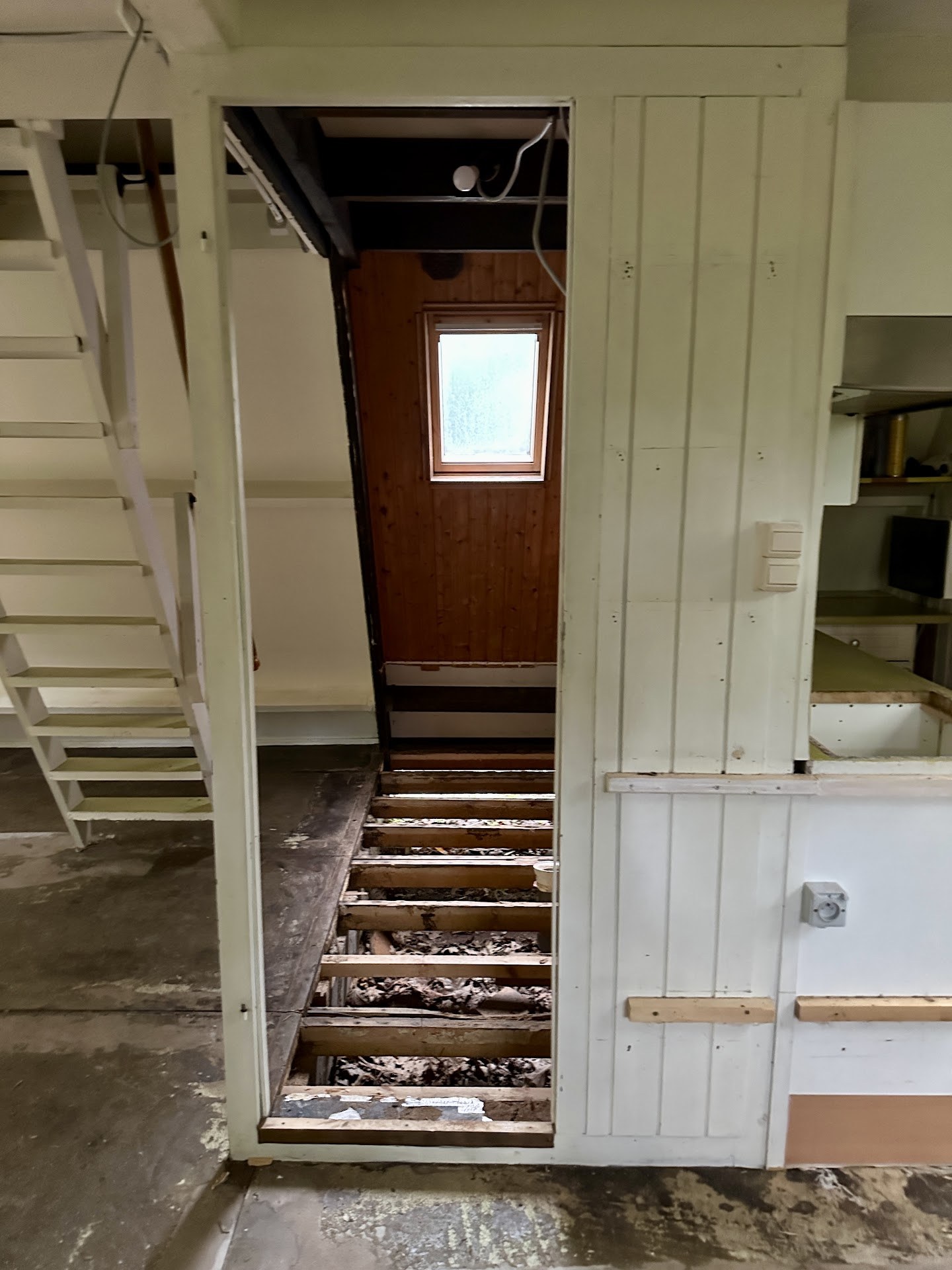 Werkfase: open trap met zichtbare treden en materiaal op de vloer